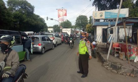 Macet TotaL di JL.Daan Mogot Km.22, Anggota Lantas Polsek Batu Ceper Sigap Menguraikan kemacetan di titik simpul kemacetan