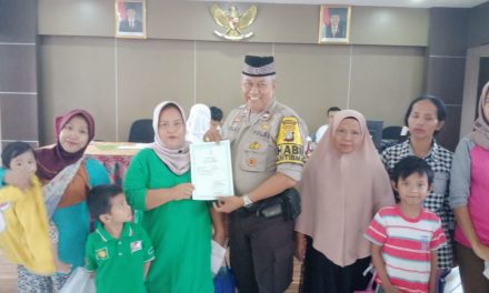 Bhabinkamtibmas Polsek Cipondoh Mengajak Warga Yang Sedang Membuat Akte Kelahiran Untuk Antri Dengan Sabar