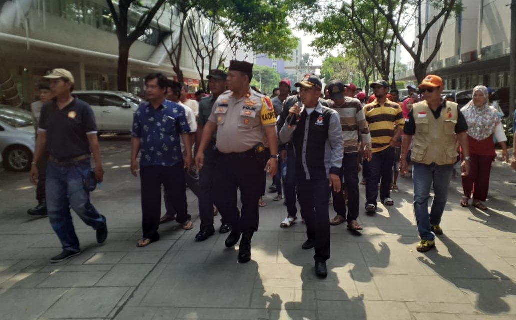 Berjalan Kaki bersama Warga, Kapolsek Neglasari ajak Masyarakat datang Ke TPS