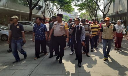 Berjalan Kaki bersama Warga, Kapolsek Neglasari ajak Masyarakat datang Ke TPS