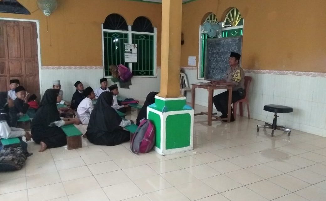 Kunjungi Madrasah, Binmas Polsek Neglasari imbau Santri Cerdas gunakan Medsos