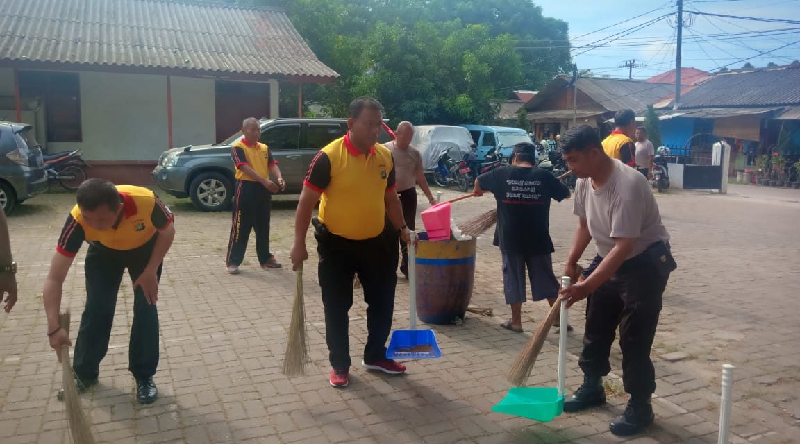 Kerja Bhakti bersama 3 Pilar di Gereja, Kapolsek Neglasari imbau warga tidak Golput