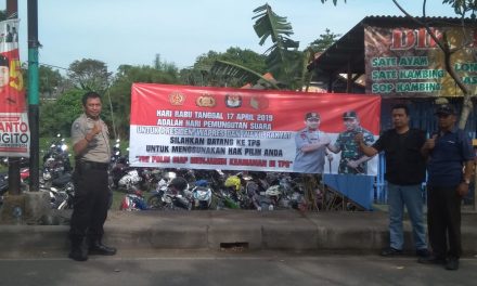 Pemasangan Spanduk himbauan dan Jaminan Keamanan di TPS oleh Bhabinkamtibmas Polsek Neglasari