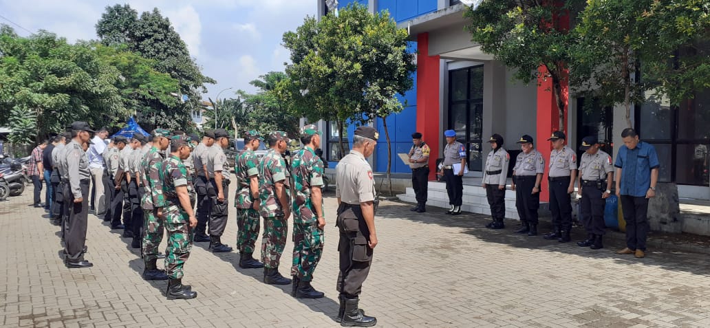 Kapolsek Neglasari pimpin apel pengamanan Rapat Pleno tingkat PPK Pada Pemilu 2019