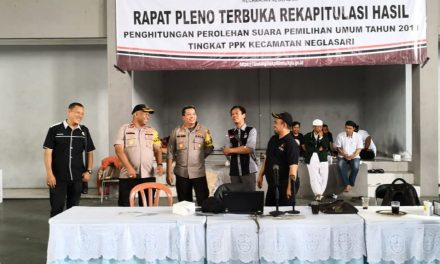 Kapolres Metro Tangerang Kota didampingi Kapolsek Neglasari Tinjau Rapat Pleno Rekapitulasi hasil Putungsura Pemilu 2019