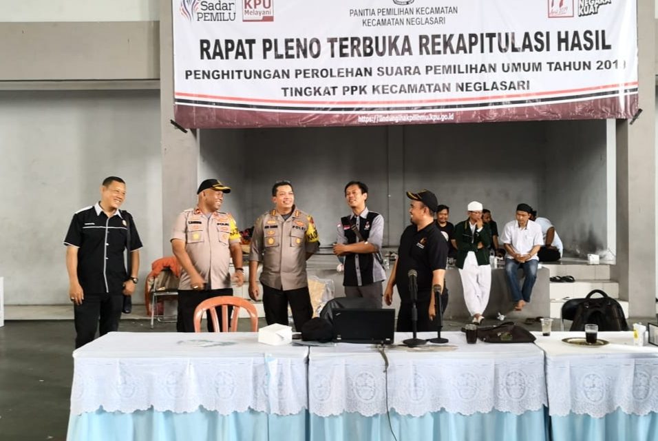 Kapolres Metro Tangerang Kota didampingi Kapolsek Neglasari Tinjau Rapat Pleno Rekapitulasi hasil Putungsura Pemilu 2019