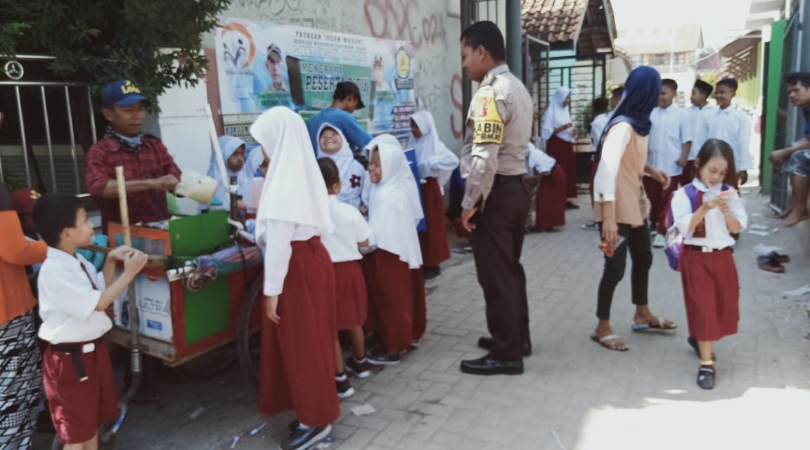 KUNJUNGAN POLKISS BHABINKAMTIBMAS DESA RAWA RENGAS SAMBANG KE SEKOLAH SDN I DESA RAWA RENGAS