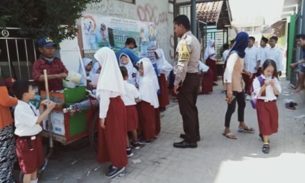 KUNJUNGAN POLKISS BHABINKAMTIBMAS DESA RAWA RENGAS SAMBANG KE SEKOLAH SDN I DESA RAWA RENGAS