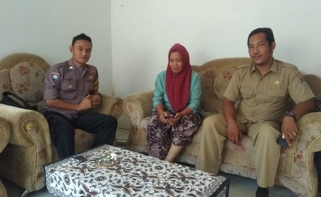 Bhabinkantibmas Polsek Sepatan Brigadir Tri Bintoro Sambang Dialogis Ke Kantor Desa Tanah Merah