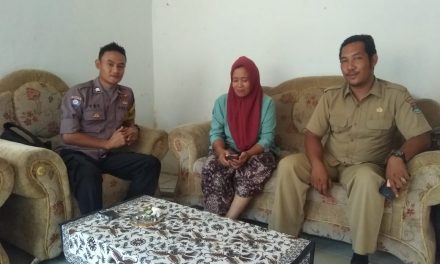 Bhabinkantibmas Polsek Sepatan Brigadir Tri Bintoro Sambang Dialogis Ke Kantor Desa Tanah Merah