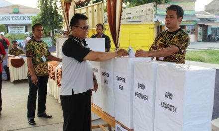 SIMULASI PENGAMANAN DAN PENGAWALAN LOGISTIK PEMILU 2019 DIPOLSEK TELUKNAGA