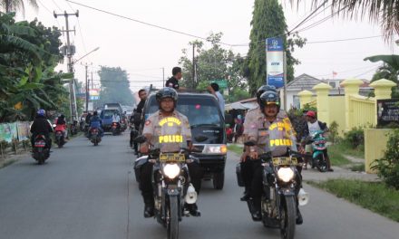 UAR-UAR ANGGOTA PPK DAN PANWAS DENGAN PENGAWALAN PERSONIL POLSEK TELUKNAGA MENJAMIN KEAMANAN MASYARAKAT SAAT PEMILU 2019