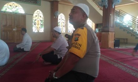 Panggilan Adzan Berkumandang Ditengah Kesibukan Melaksanakan Tugas Pokok Kepolisian Bhabinkamtibmas Sholat Berjamaah