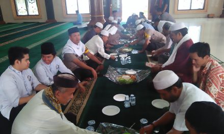 TRADISI MAKAN BARENG KAPOLSEK TELUKNAGA BERSAMA ULAMA DAN TOKOH AGAMA JALIN SILATURRAHMI