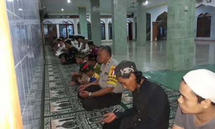 Jalin Kedekatan Dengan Masyarakat, Binmas Polsek Jatiuwung Rutin Shalat Berjamaah Bersama Warga