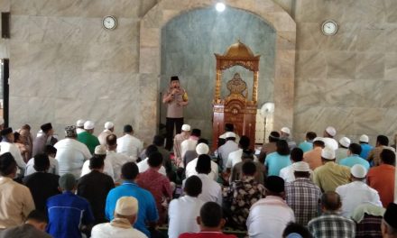 Kapolsek Batu ceper melaksanakan sholat Jumat berjamaah bersama warga di masjid Jami AL Annur.