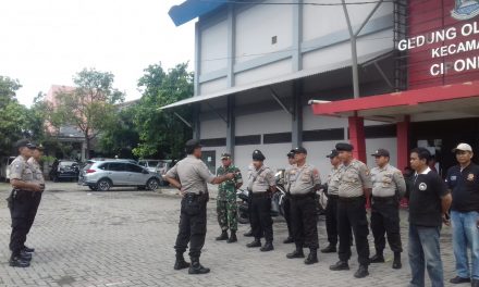 Anggota Polsek Cipondoh Berikan Pengamanan Sidang Pleno Tingkat PPK