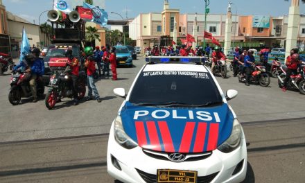 AKSI DAMAI PRA MAY DAY OLEH MASSA BURUH KABUT BERGERAK, PERSONIL POLRI KAWAL PERGERAKAN MASSA BURUH