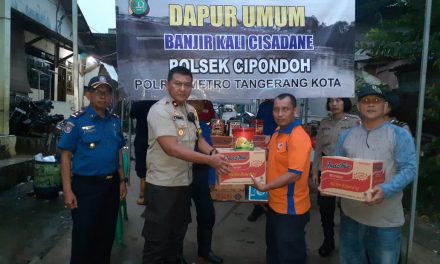 Kapolsek Cipondoh Berikan Bantuan Kepada Para Korban Banjir