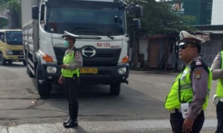 PETUGAS LALULINTAS POLSEK BENDA URAI KEMACETAN,IMBAS ANTRIAN TRUK TANAH DI JALAN RAYA PERANCIS