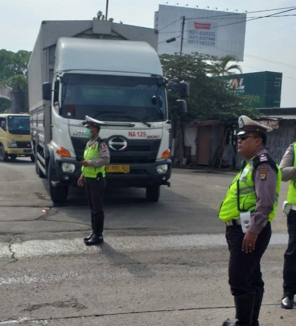 PETUGAS LALULINTAS POLSEK BENDA URAI KEMACETAN,IMBAS ANTRIAN TRUK TANAH DI JALAN RAYA PERANCIS