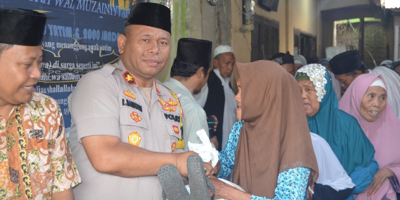 Kapolsek Neglasari bersama Pimpinan Ponpes Annisiniyyah berbagi di Bulan Ramadhan