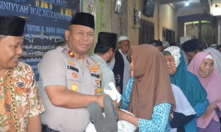 Kapolsek Neglasari bersama Pimpinan Ponpes Annisiniyyah berbagi di Bulan Ramadhan