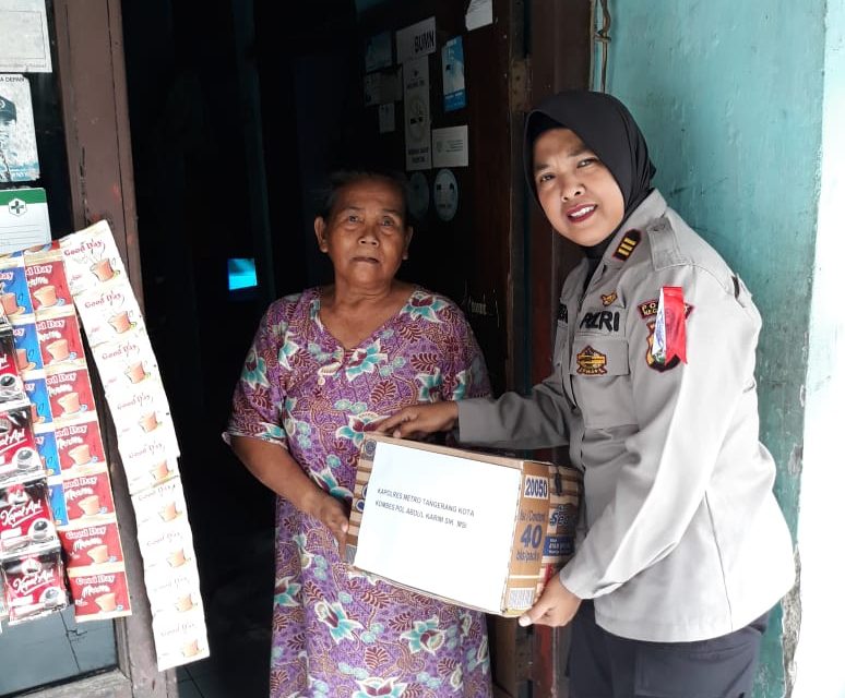 Sambangi Penghuni Slum Area, Wakapolsek Neglasari berbagi di Bulan Ramadhan