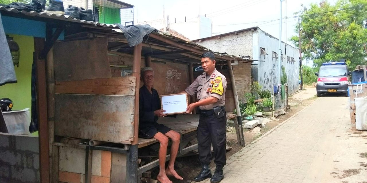 Kunjungi Slum Area, Binmas Polsek Neglasari Berbagi Sekaligus sampaikan Pesan Kamtibmas