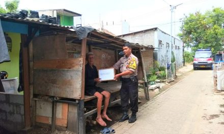 Kunjungi Slum Area, Binmas Polsek Neglasari Berbagi Sekaligus sampaikan Pesan Kamtibmas