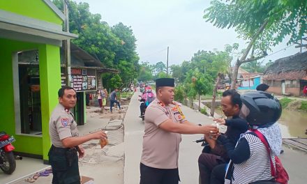 Rutin Bagikan Takjil kepada warga di Slum Area, Kapolsek Neglasari wujudkan Polri Peduli dan Humanis