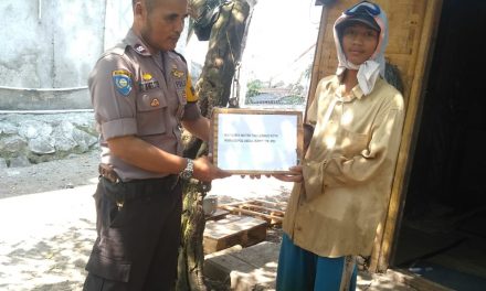 Sambangi Warga Slum Area, Binmas Polsek Neglasari sampaikan bingkisan Pemberian Kapolres Metro Tangerang Kota