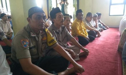 Binmas Kelurahan Karangsari Shalat Jum’at bersama Warganya di Masjid Baitussalam