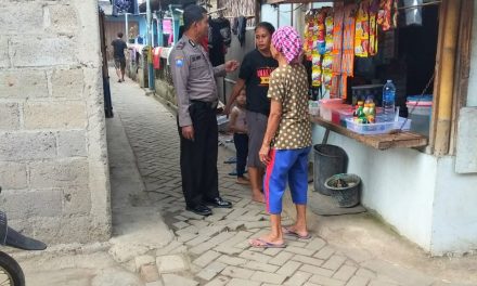 Aiptu Sulaiman Binmas Polsek Neglasari sambangi Ibu Sawiah Penghuni Slum Area