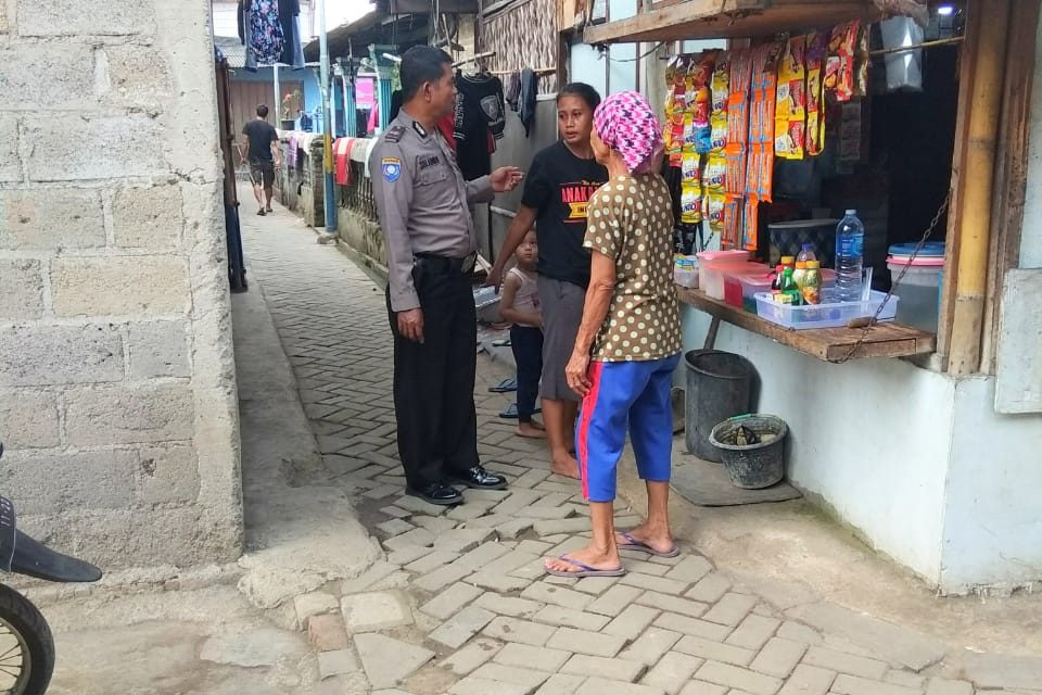 Aiptu Sulaiman Binmas Polsek Neglasari sambangi Ibu Sawiah Penghuni Slum Area