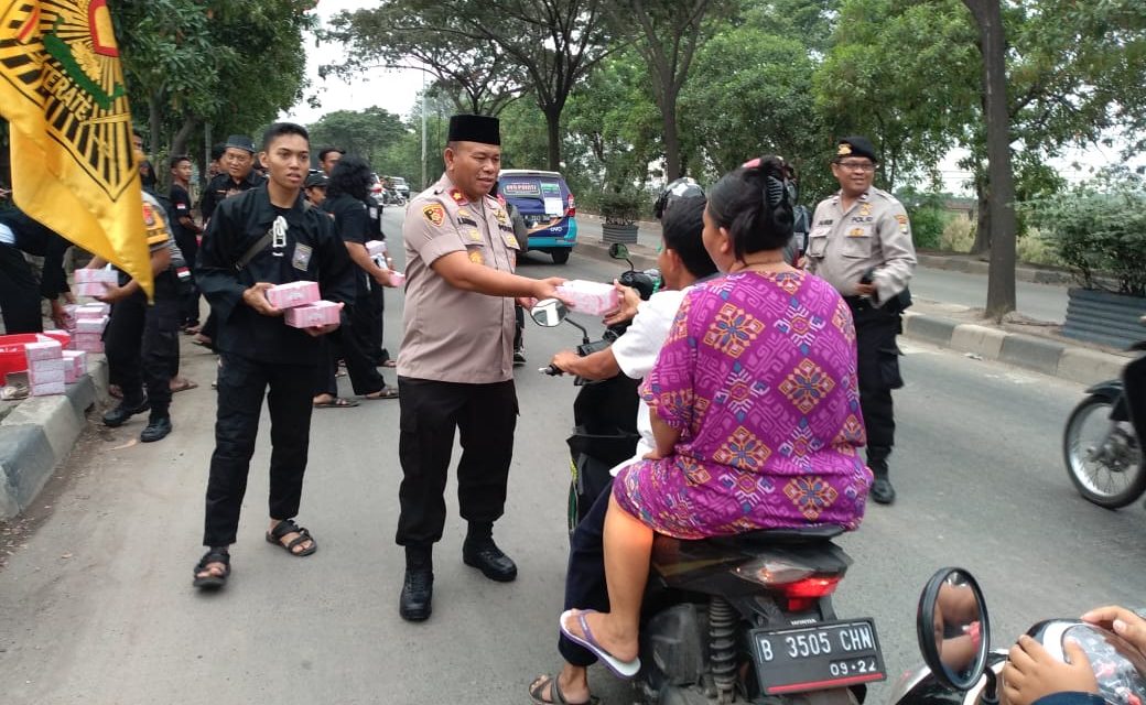 Ciptakan Suasana Sejuk dan Damai, Kapolsek Neglasari bersama PSHT bagikan Takjil kepada Masyarakat