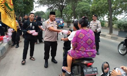 Ciptakan Suasana Sejuk dan Damai, Kapolsek Neglasari bersama PSHT bagikan Takjil kepada Masyarakat