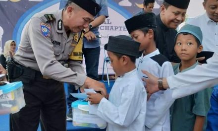 Binmas Polsek Neglasari bersama Pengurus TPU dan Nmax Club Santuni anak Yatim