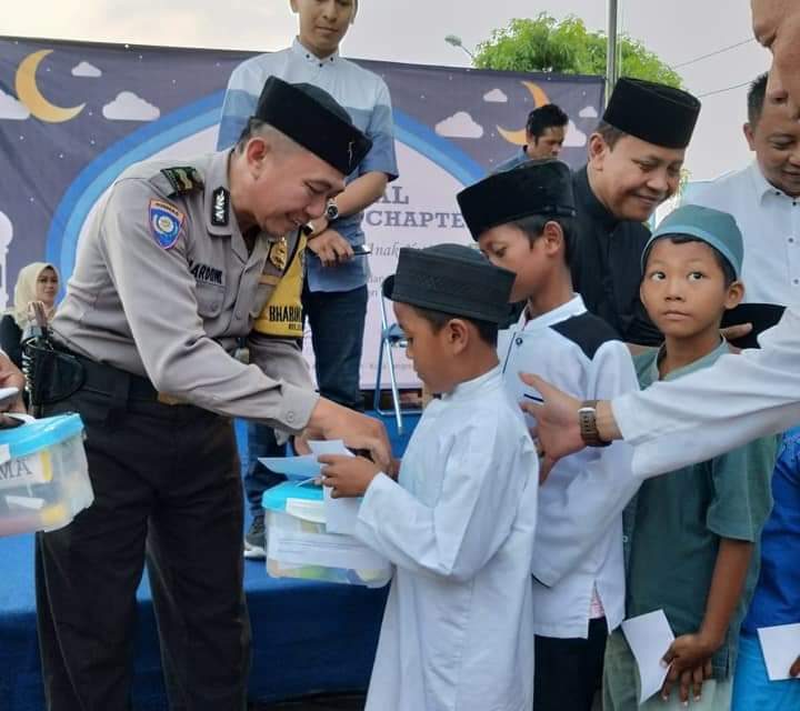 Binmas Polsek Neglasari bersama Pengurus TPU dan Nmax Club Santuni anak Yatim