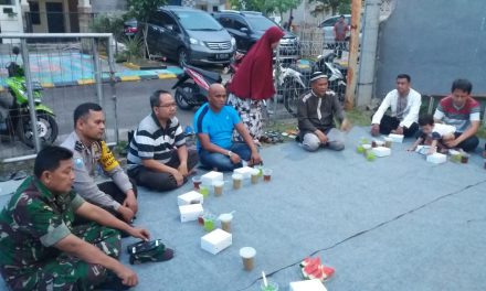 Dengan Berbuka Puasa Bersama Tokoh Masyarakat, Bhabinkamtibmas Polsek Cipondoh Jalin Keakraban