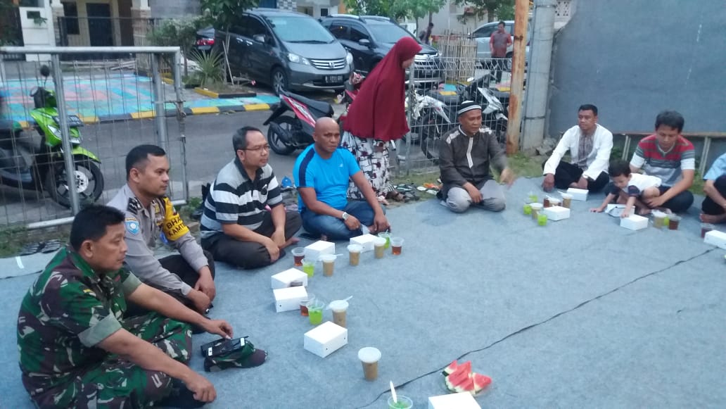 Dengan Berbuka Puasa Bersama Tokoh Masyarakat, Bhabinkamtibmas Polsek Cipondoh Jalin Keakraban