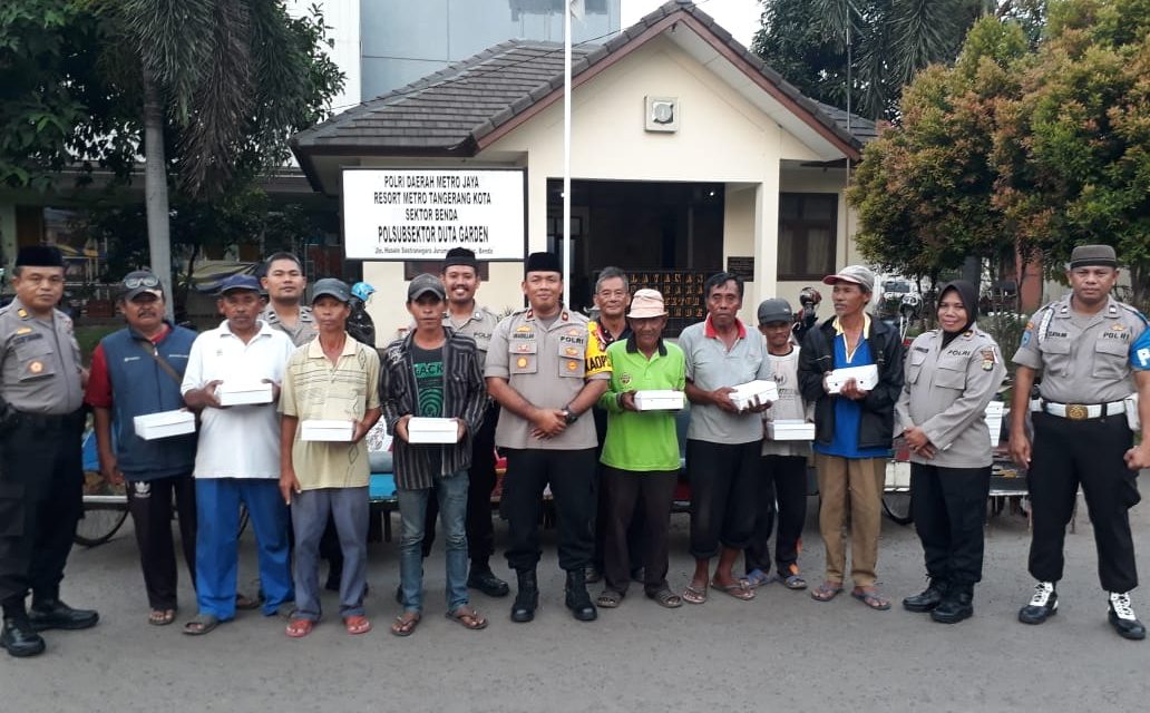 PEDULI SESAMA,KAPOLSEK BENDA BAGIKAN TAKJIL KE TUKANG BECAK