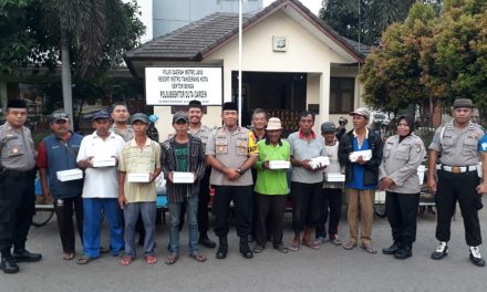 PEDULI SESAMA,KAPOLSEK BENDA BAGIKAN TAKJIL KE TUKANG BECAK