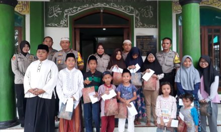 KAPOLSEK BENDA BERI SANTUNAN KEPADA ANAK YATIM PIATU