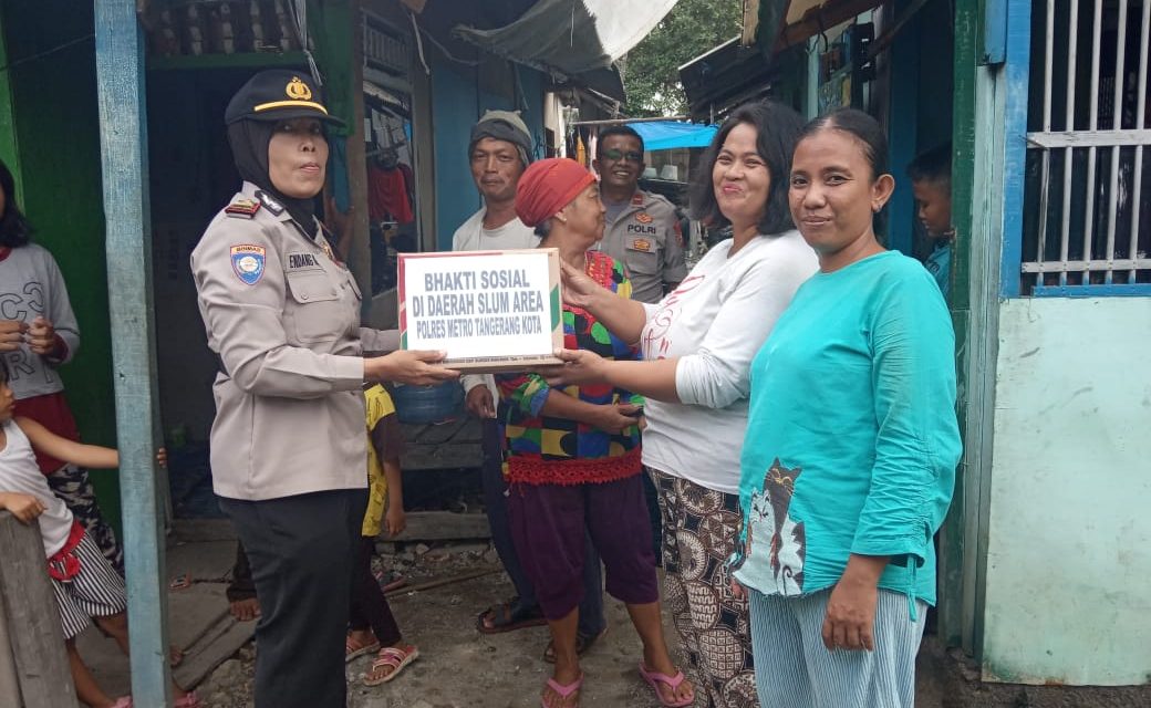 Wakasat Binmas Berikan Bantuan Kepada Warga Kelurahan Dadap