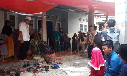 Duka Mendalam Selimuti Warga di Poris Batuceper, Tunjuki rasa kepudulian personil POLRI hadir mengucapkan duka cita sebesar-besarnya kepada keluarga yang berduka