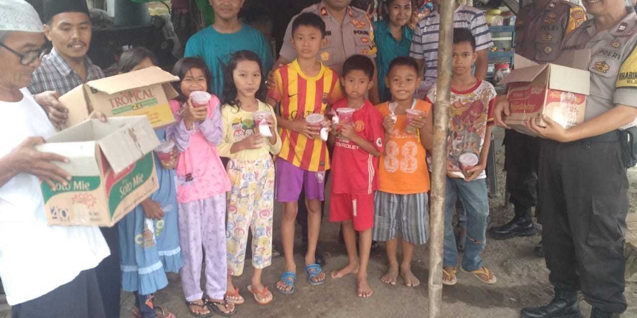 Cooling System Pasca Pemilu, Kapolsek Neglasari bagikan Takjil di Slum Area