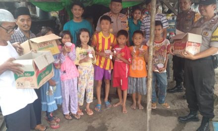 Cooling System Pasca Pemilu, Kapolsek Neglasari bagikan Takjil di Slum Area