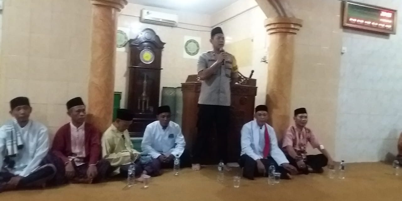 Kapolsek Karawaci melaksanakan giat cinta mesjidKapolsek Karawaci Kompol Doddy Ginanjar.SH didampingi Bhabinkamtibmas Karawaci Aiptu Suyoto serta kasi kemas bp Zaki  dari kel Karawaci melaksanakan giat Sholat Taraweh hari Selasa tanggal 14 Mei 2019 di Masjid BAITTUL KARIM rt/rw 03/03 Kel. Karawaci Ilir selaku imam Ust Arso.  Dalam kesempatan tersebut Kapolsek memberkan pesan kamtibmas dan menghimbau kepada ketua DKM Ust. Royani dan ketua rt/rw  serta para jamaahnya sbb :  – Pasca Pemilu mari kita menjalin kerukunan sesama umat beragama. – Bagi para jamaah yg memiliki putra agar diawasi pergaulannya dan cek hpnya jangan sampai lengah. – Setiap bulan puasa biasanya selalu marak tawuran anak2 bagai orang  tua agar selalu mengawasi putranya.  Kapolsek berpesan apabila ada permasalahan di lingkungan agar segera menghubungi binamas atau polsek karawaci.