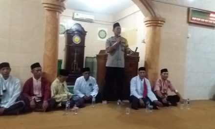 Kapolsek Karawaci melaksanakan giat cinta mesjidKapolsek Karawaci Kompol Doddy Ginanjar.SH didampingi Bhabinkamtibmas Karawaci Aiptu Suyoto serta kasi kemas bp Zaki  dari kel Karawaci melaksanakan giat Sholat Taraweh hari Selasa tanggal 14 Mei 2019 di Masjid BAITTUL KARIM rt/rw 03/03 Kel. Karawaci Ilir selaku imam Ust Arso.  Dalam kesempatan tersebut Kapolsek memberkan pesan kamtibmas dan menghimbau kepada ketua DKM Ust. Royani dan ketua rt/rw  serta para jamaahnya sbb :  – Pasca Pemilu mari kita menjalin kerukunan sesama umat beragama. – Bagi para jamaah yg memiliki putra agar diawasi pergaulannya dan cek hpnya jangan sampai lengah. – Setiap bulan puasa biasanya selalu marak tawuran anak2 bagai orang  tua agar selalu mengawasi putranya.  Kapolsek berpesan apabila ada permasalahan di lingkungan agar segera menghubungi binamas atau polsek karawaci.